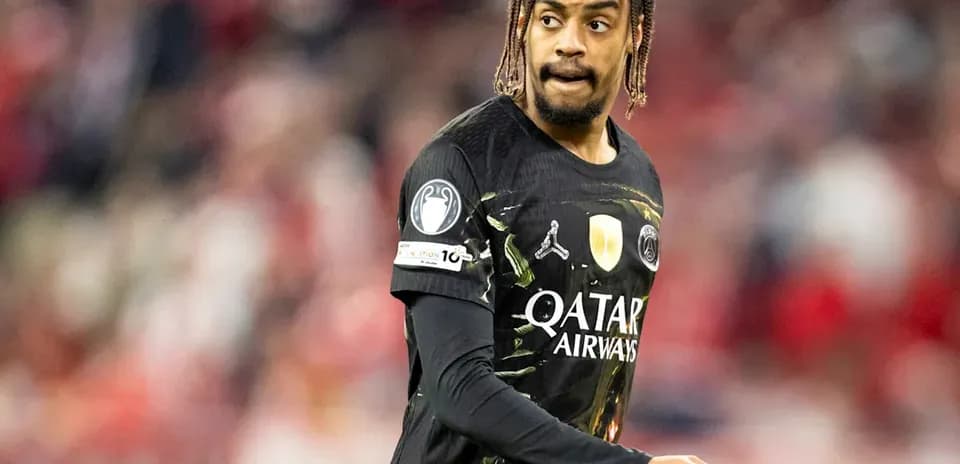 Futbolchi o'yinda harakatda, qora forma kiygan