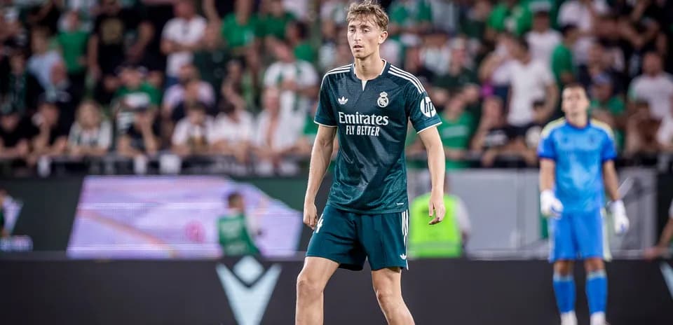 Futbolchi Real Madrid formasida maydonda turibdi