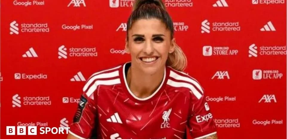 Futbolchi yangi formada intervyu berayotgan paytda