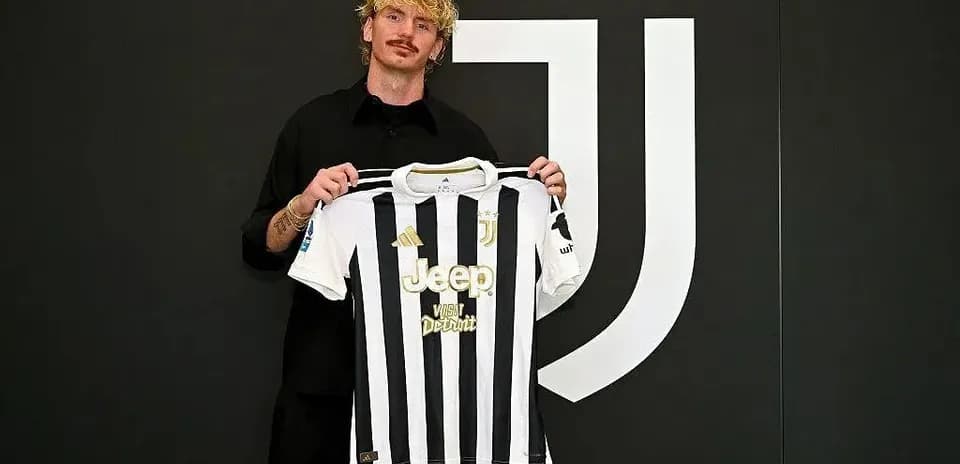 Yangi futbolchi Juventus formasini ushlab turibdi