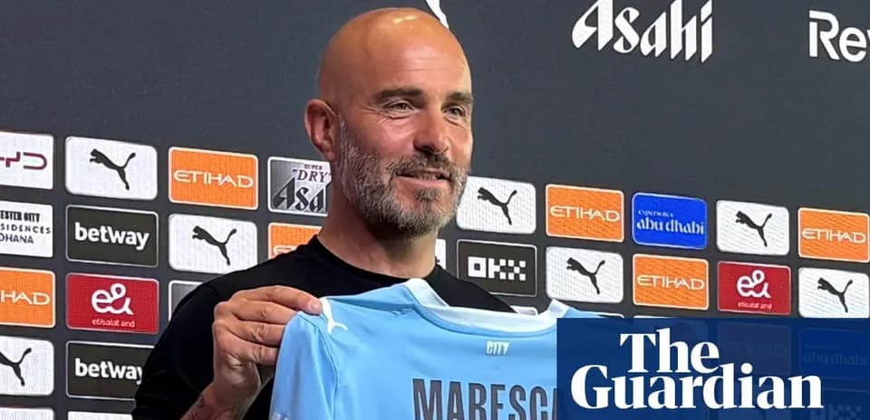 Yangi futbolchi ko'ylakni ushlab turuvchi murabbiy