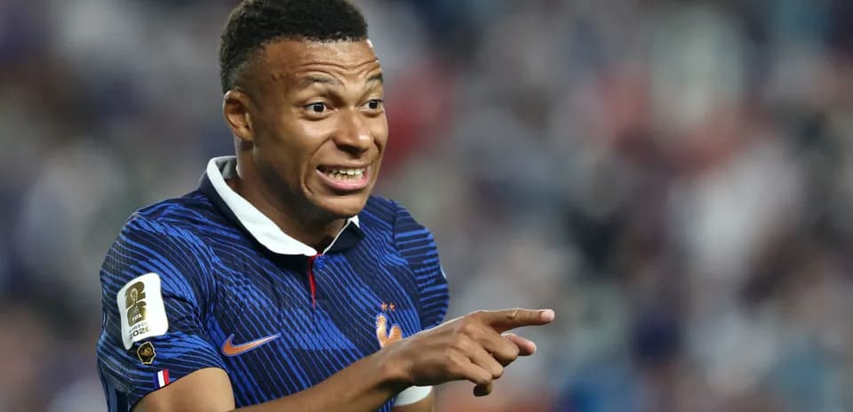 Futbolchi maydonda ko'rsatmalar berayotgan ko'rinishi