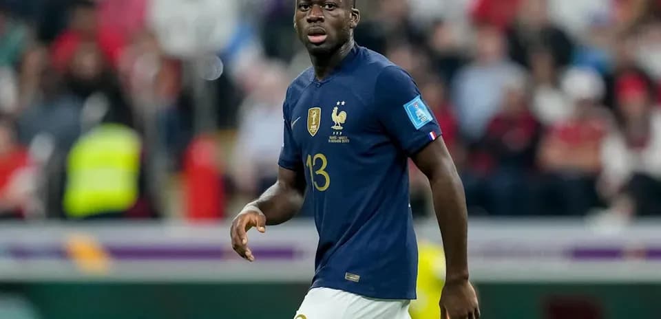 Futbolchi maydonda harakatda, Fransiya formasi kiygan