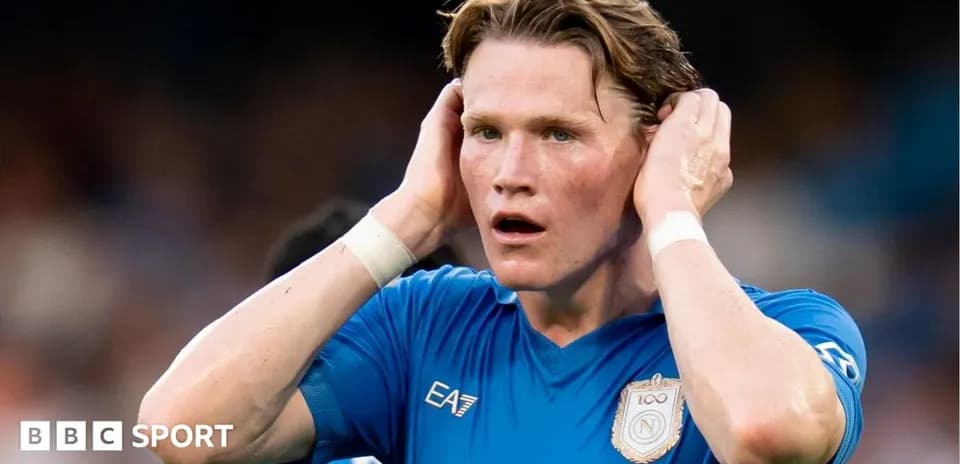Futbolchi o'yin paytida qo'llarini boshiga qo'ygan
