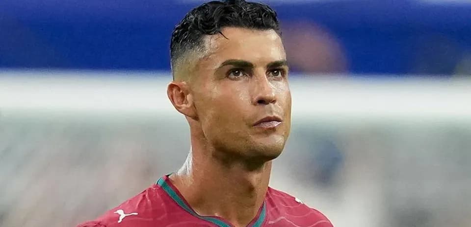 Futbolchi maydonda jamoasi bilan mashg'ulotda