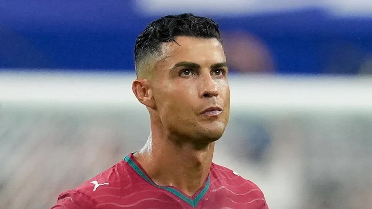 Futbolchi maydonda jamoasi bilan mashg'ulotda