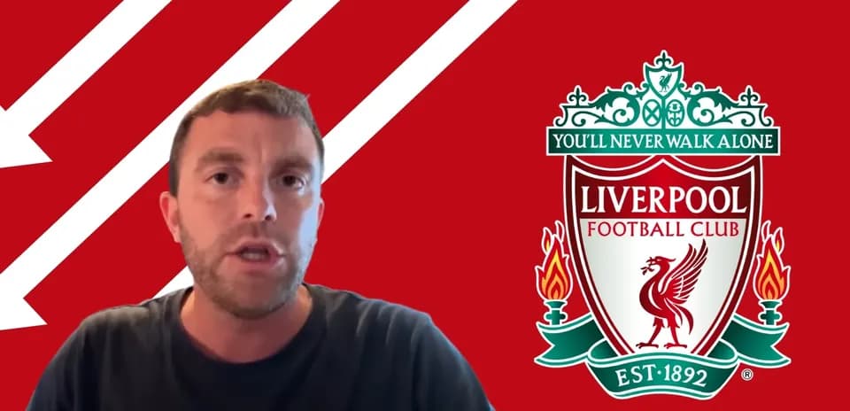 Yuzida Liverpool futbol klubi logosi bilan odam