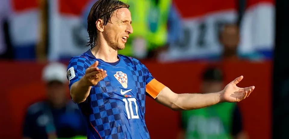 Futbolchi Luka Modric maydonda qo'llarini ochib turibdi