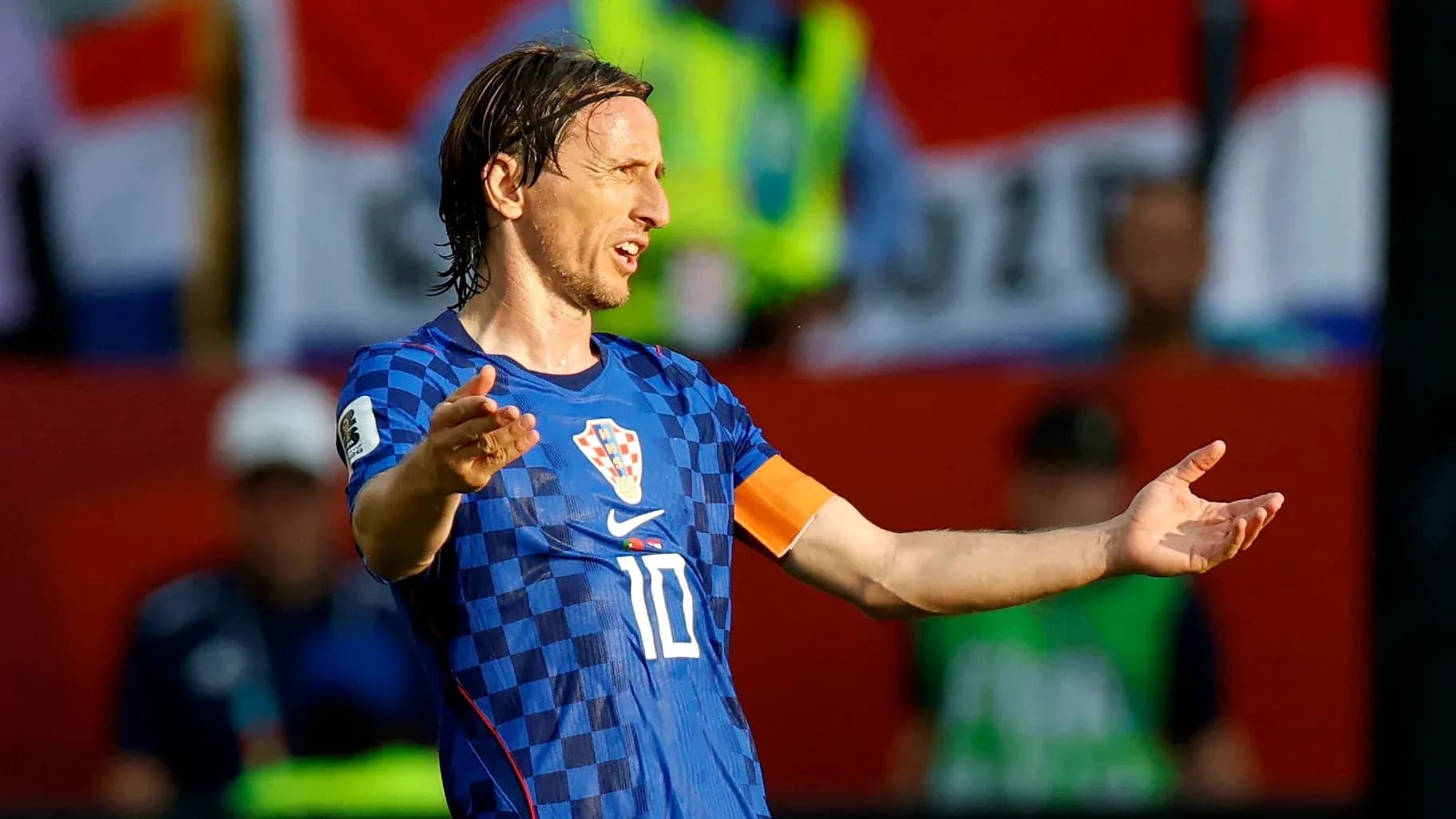 Futbolchi Luka Modric maydonda qo'llarini ochib turibdi
