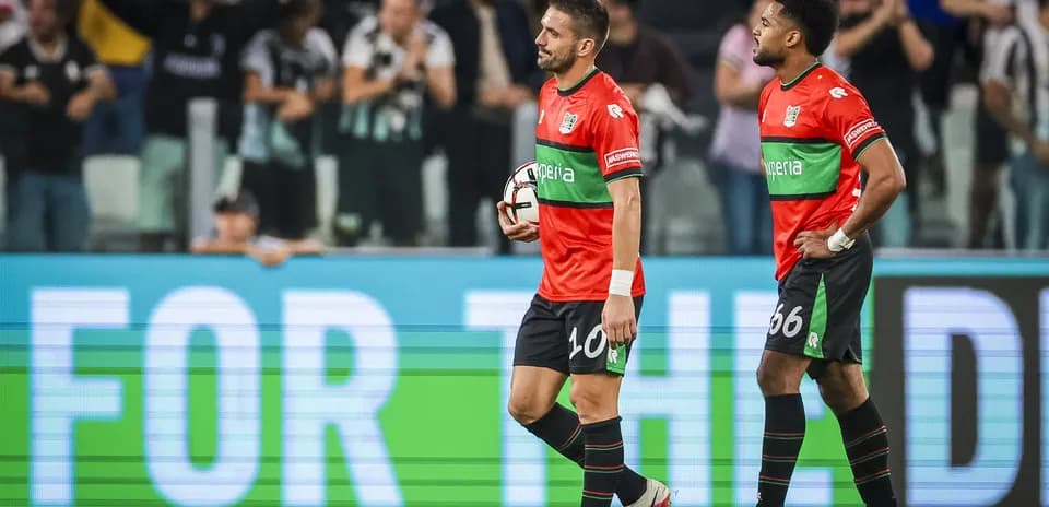 Ikkita futbolchi maydonda to'p bilan yurmoqda