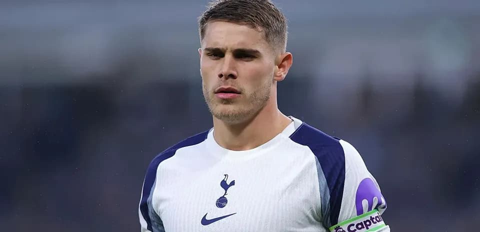 Futbolchi maydonda, Tottenham formasida, kapitan yengilti