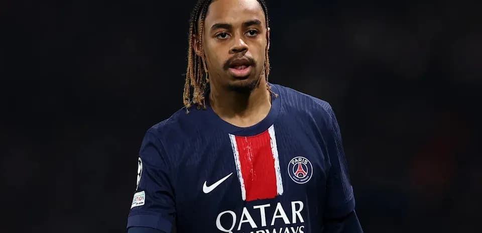 Futbolchi PSG formasida maydonda harakatlanmoqda