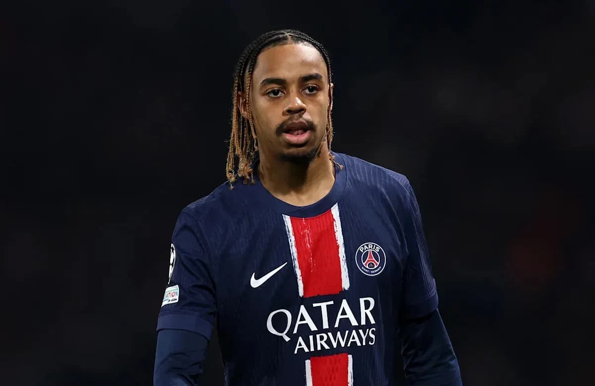 Futbolchi PSG formasida maydonda harakatlanmoqda