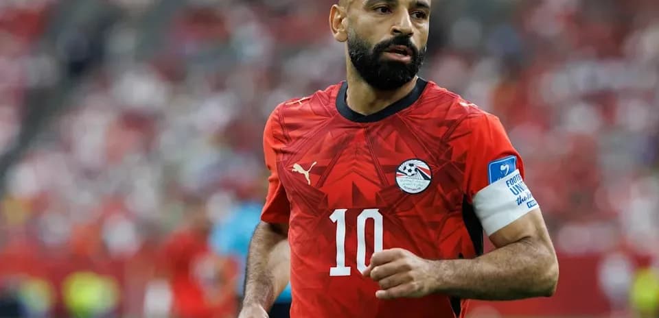 Futbolchi Misr formasida maydonda harakatda