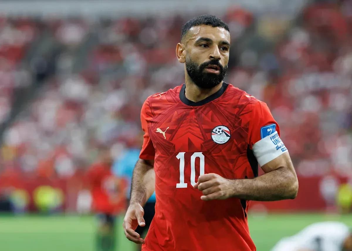 Futbolchi Misr formasida maydonda harakatda