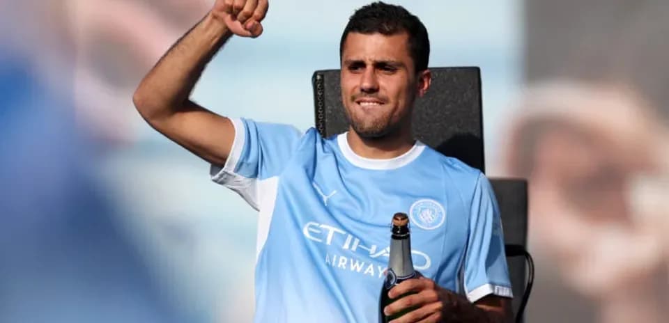 Futbolchi shampan bilan bayram qilmoqda