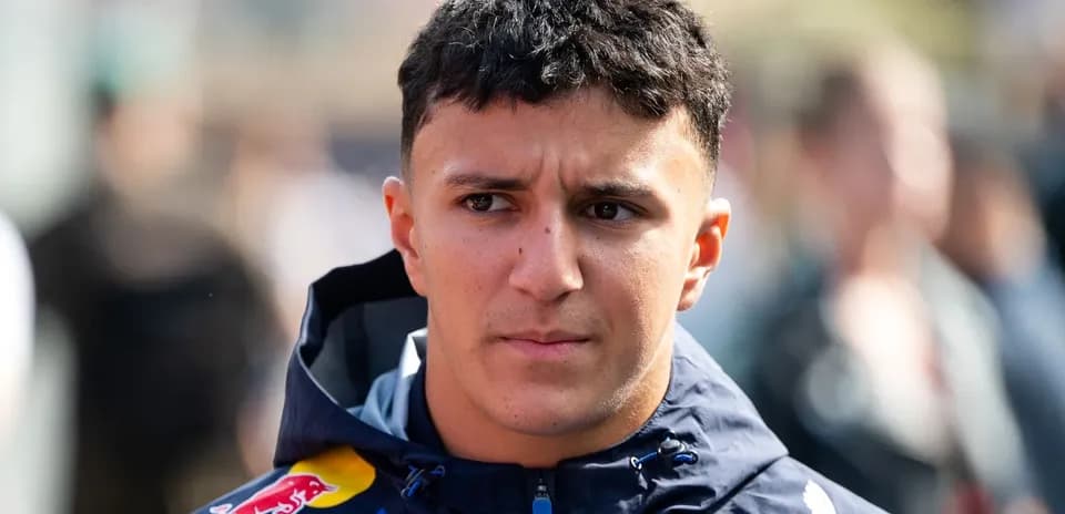 Yoshiyuki Red Bull kiyimida turibdi