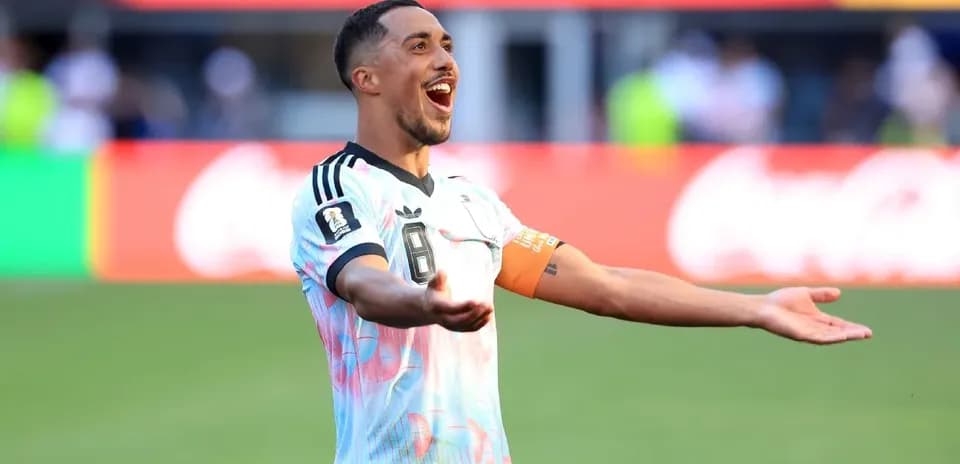 Futbolchi g'alaba qozonishdan keyin qo'llarini ochmoqda