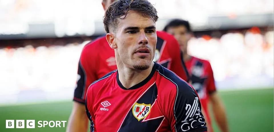 Futbolchi Rayo Vallecano formasida maydonga chiqmoqda