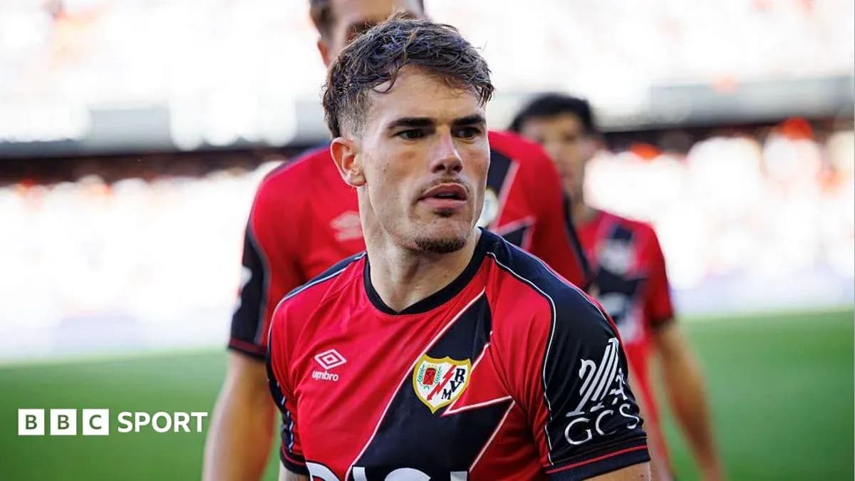 Futbolchi Rayo Vallecano formasida maydonga chiqmoqda