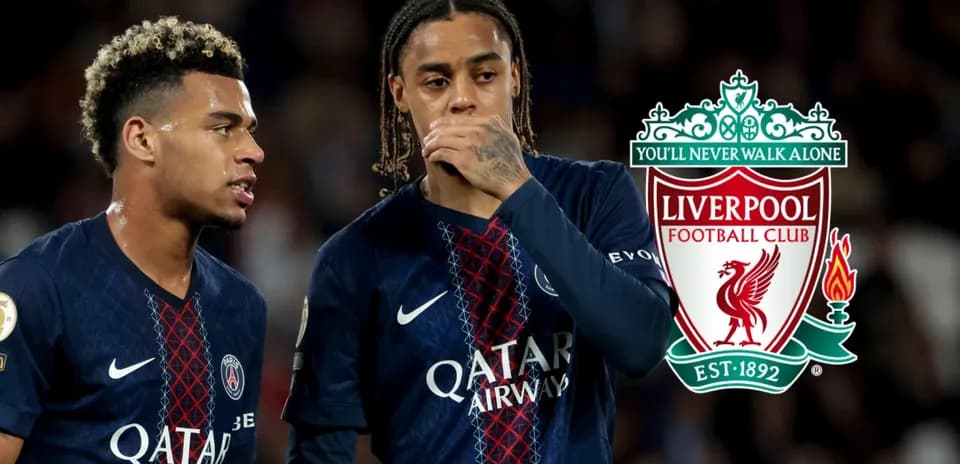 Ikkita futbolchi jamoa kiyimida suhbatlashmoqda
