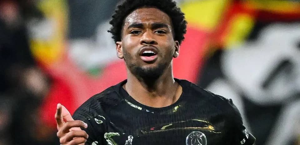 Futbolchi gol urganidan keyin raqibga ishora qilmoqda