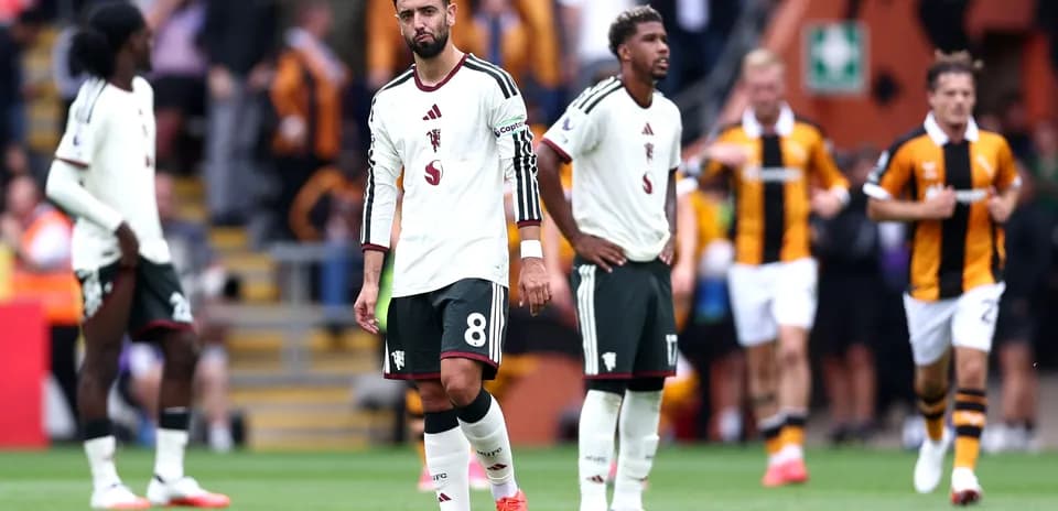 Futbolchilar o'yin oxirida g'azablangan ko'rinishda