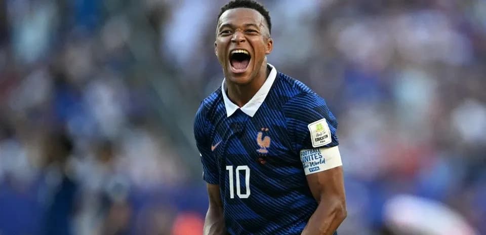 Futbolchi g'alaba qozonganidan keyin nishonlayapti