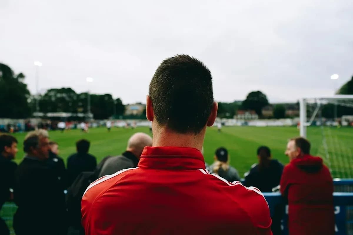 Futbol o'yinini tomosha qilayotgan odamlar