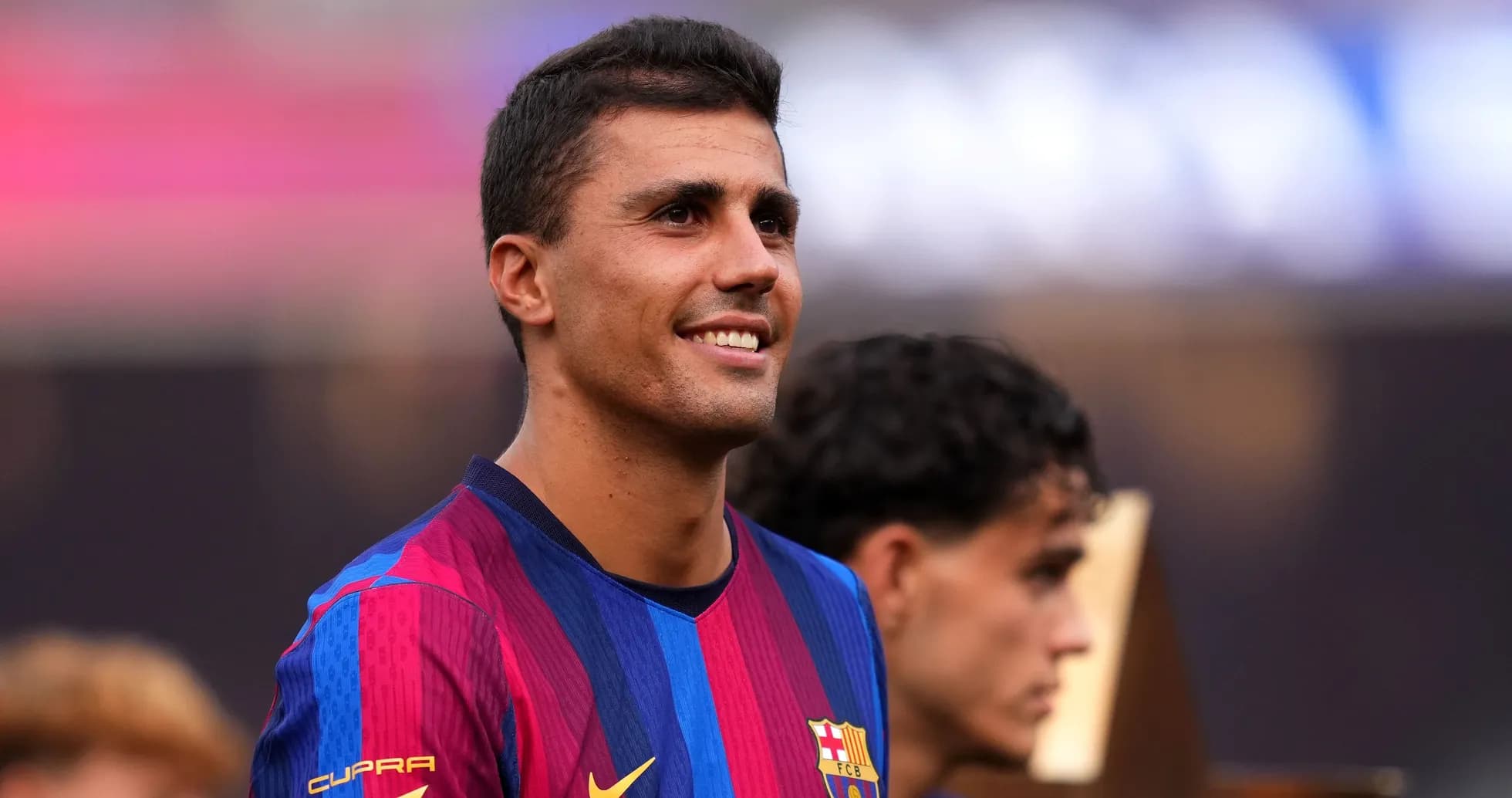 Futbolchi Barcelona formasida tabassum bilan turibdi