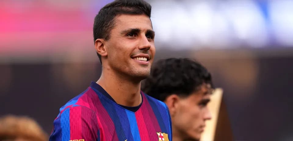 Futbolchi Barcelona formasida tabassum bilan turibdi