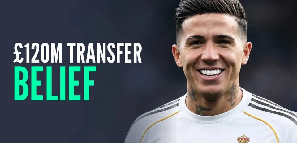 Futbolchi kulgusi bilan o'z jamoasi formasida
