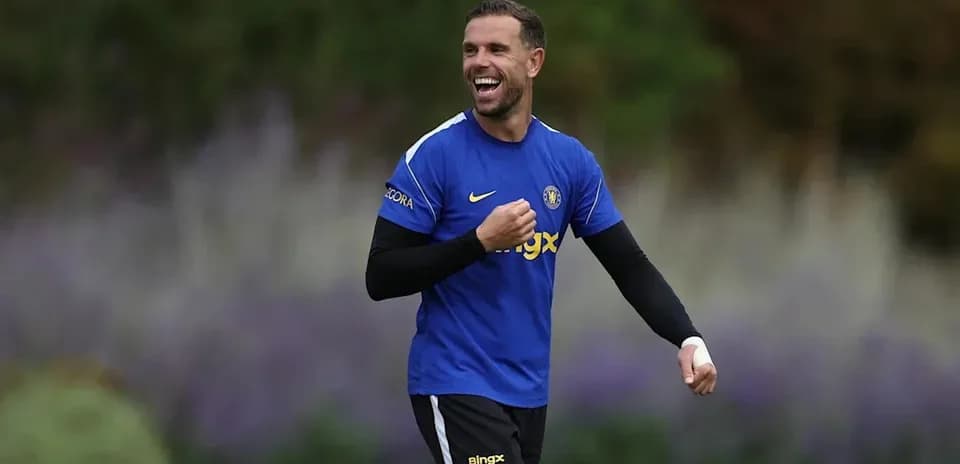 Futbolchi mashg'ulotda quvnoq holatda