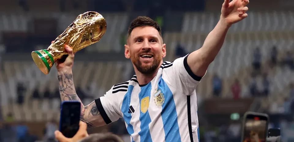 Futbolchi Messi Jahon kubogini ko'tarib turibdi