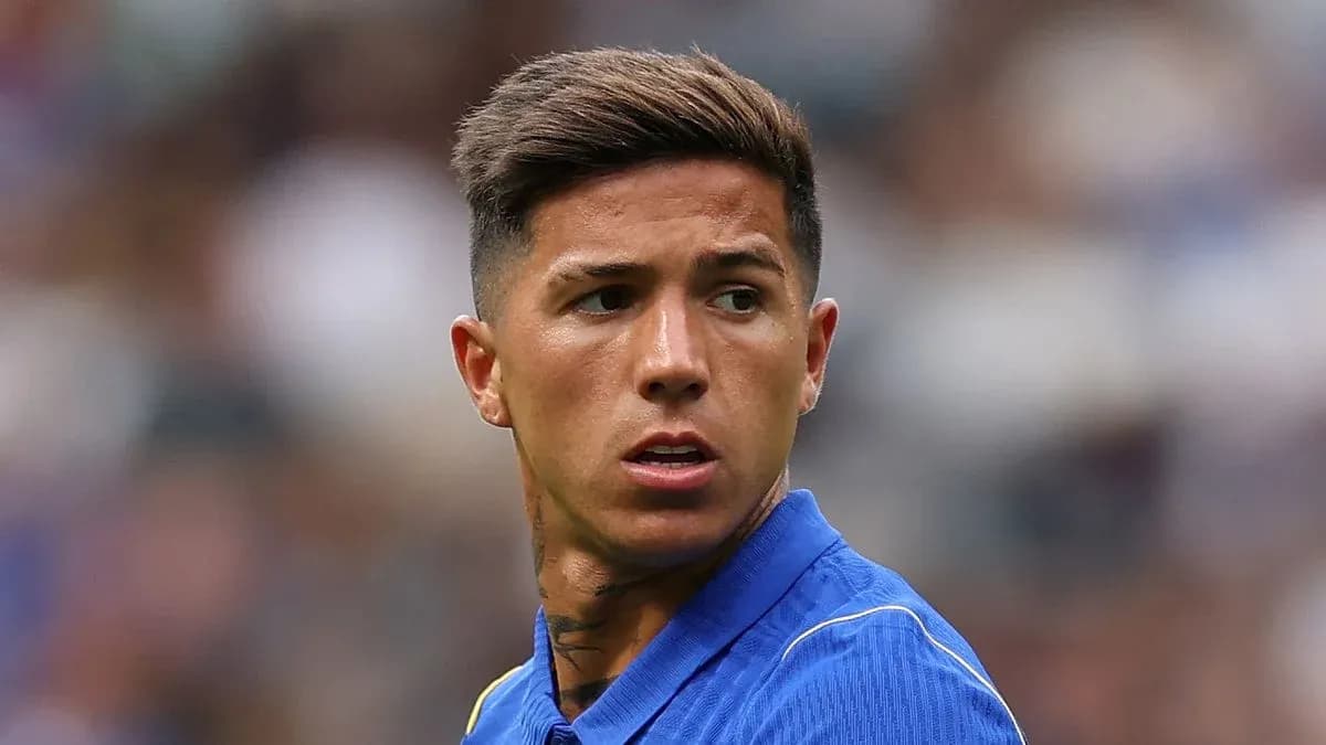 Futbolchi o'yin paytida maydonga qarab turibdi