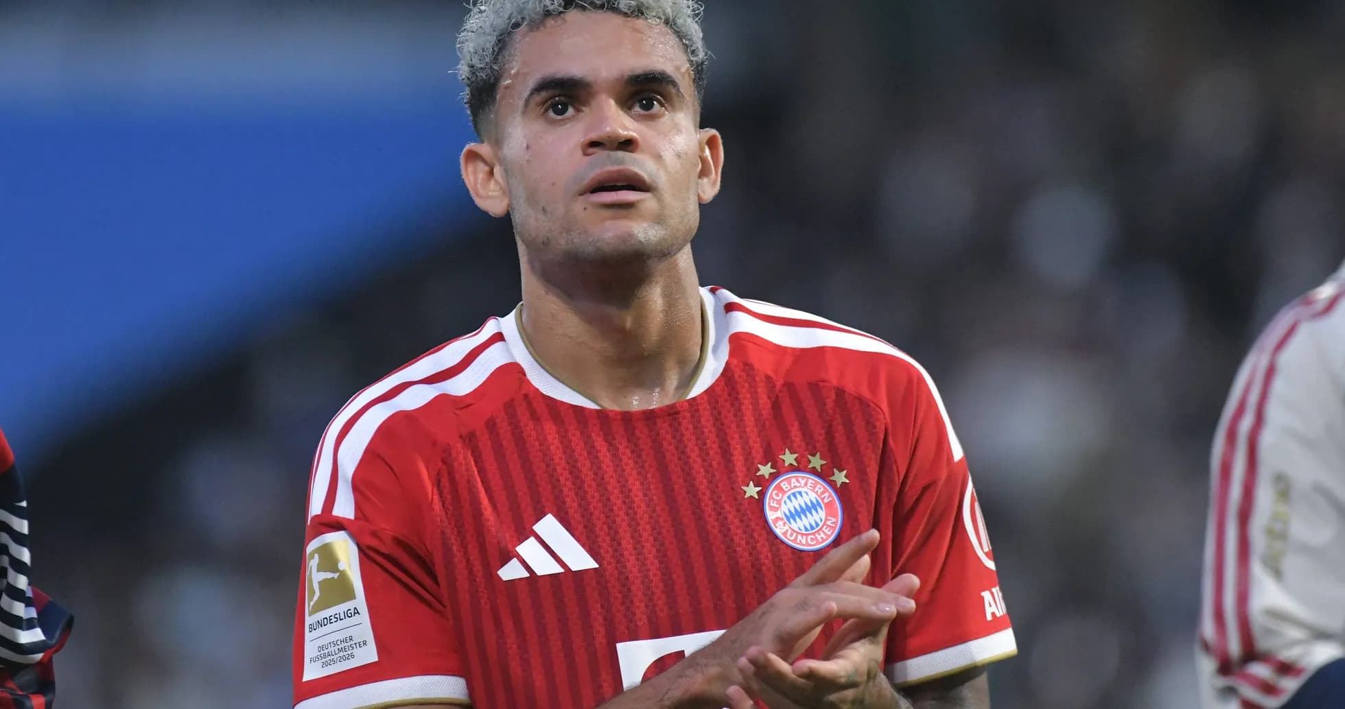 Futbolchi Bayern Munchen formasida maydonda