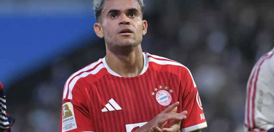 Futbolchi Bayern Munchen formasida maydonda