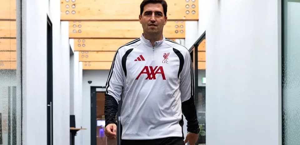 Futbolchi LFC formasi bilan yo'lakda yurmoqda