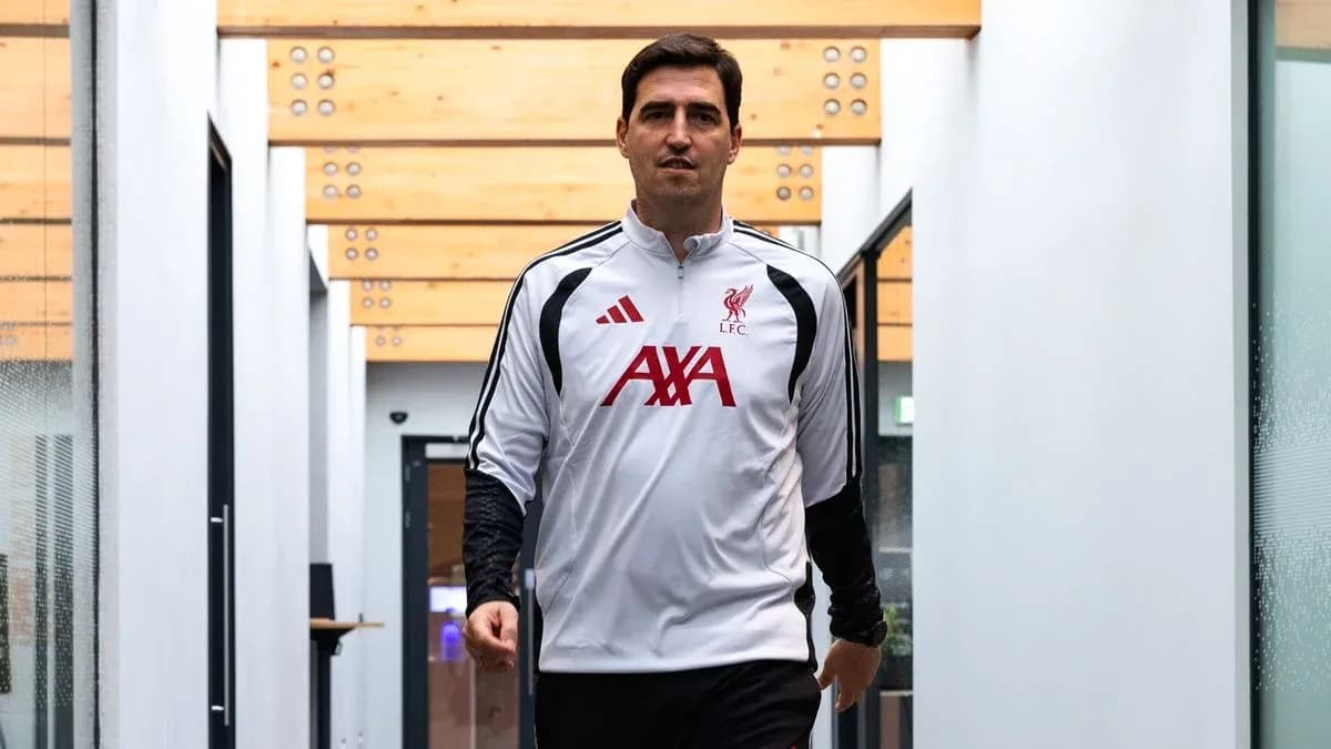 Futbolchi LFC formasi bilan yo'lakda yurmoqda