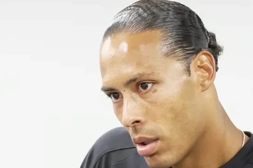 Futbolchi intervyu berayotgan paytda yaqin plan