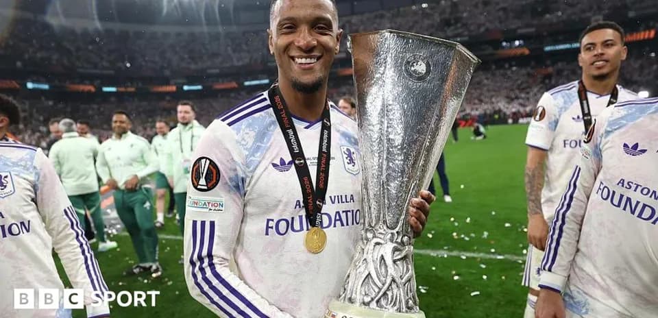 O'yinchi UEFA kubogini ushlab turgan holatda