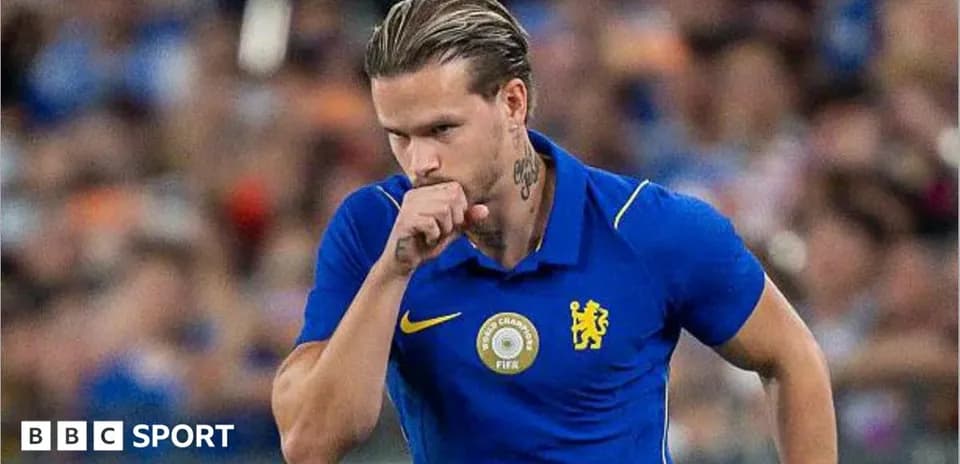 Futbolchi o'yin davomida shaylanayotgan