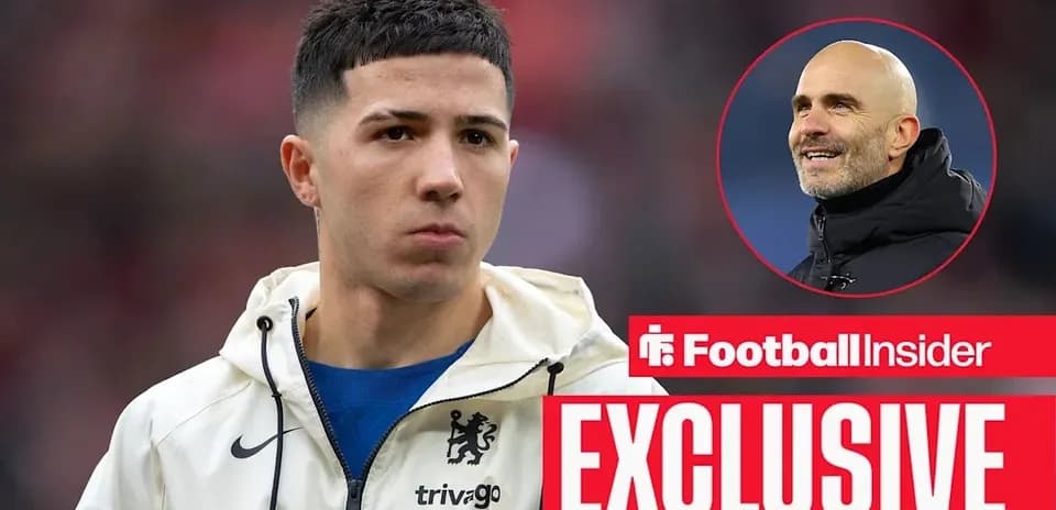 Futbolchi maydonda, ustida Chelsea formasi