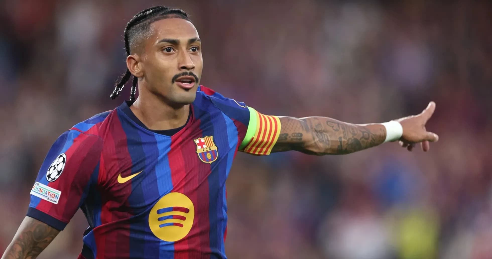 Futbolchi Barcelonada o'yin davomida ko'rsatma beradi