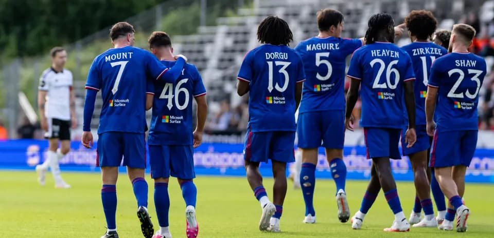 Futbolchilar birga to'p o'ynashmoqda