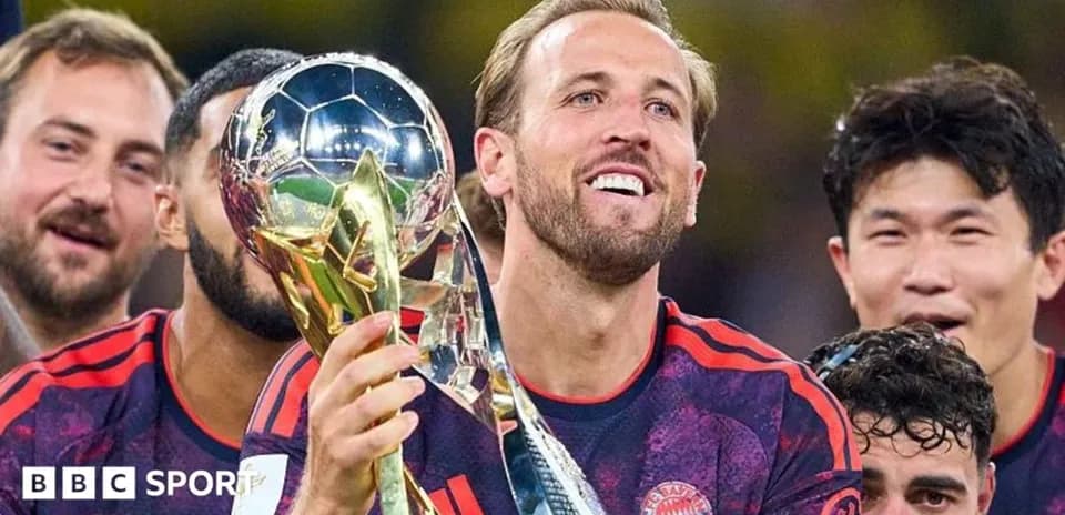 Futbolchi kubok bilan tabriklashda