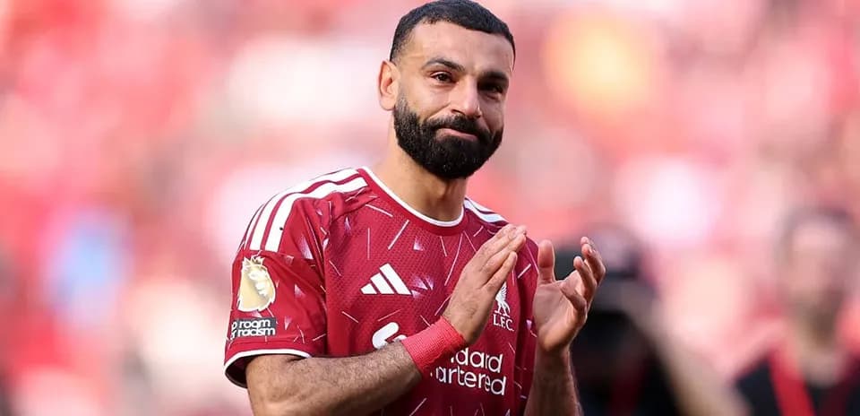 Futbolchi maydonda muxlislar uchun qo'l silkitmoqda