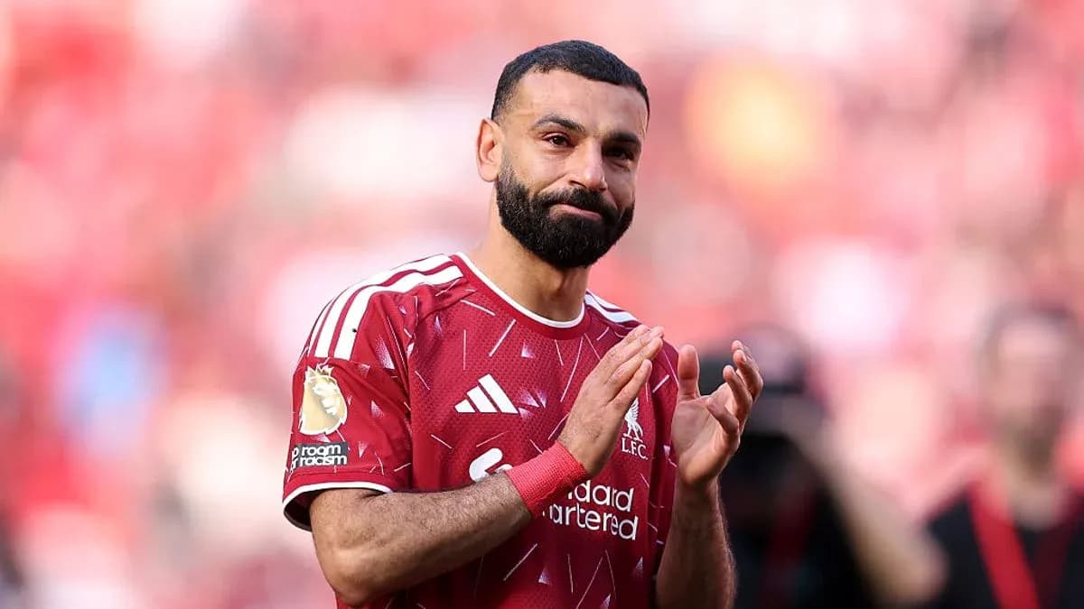 Futbolchi maydonda muxlislar uchun qo'l silkitmoqda
