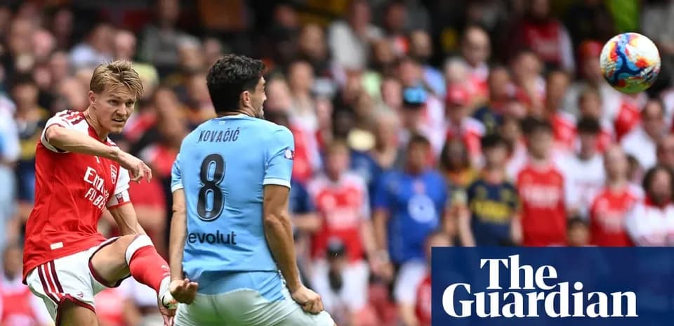 O'yinchi to'pni tepayotgan sahnadagi futbol o'yini