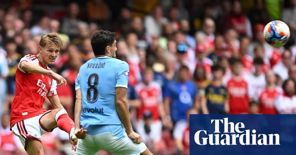 O'yinchi to'pni tepayotgan sahnadagi futbol o'yini